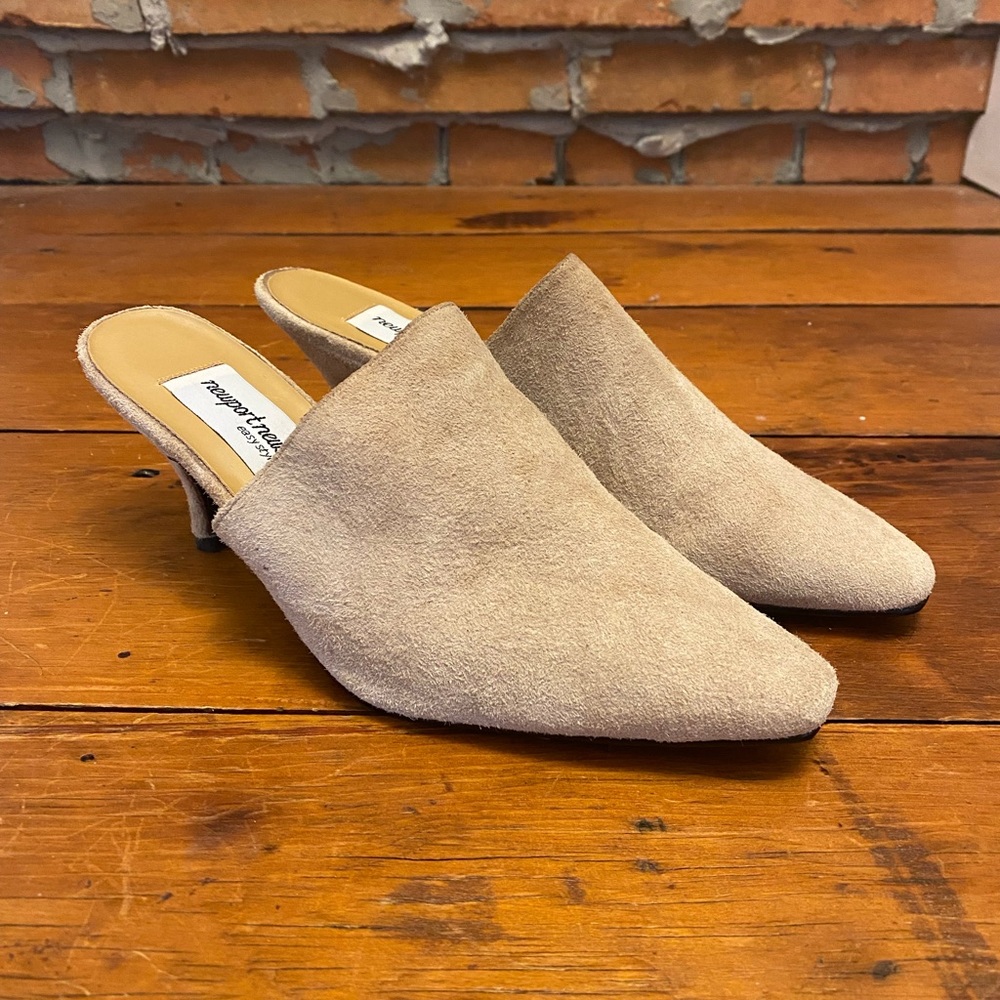Genuine leather upper with kitten heel